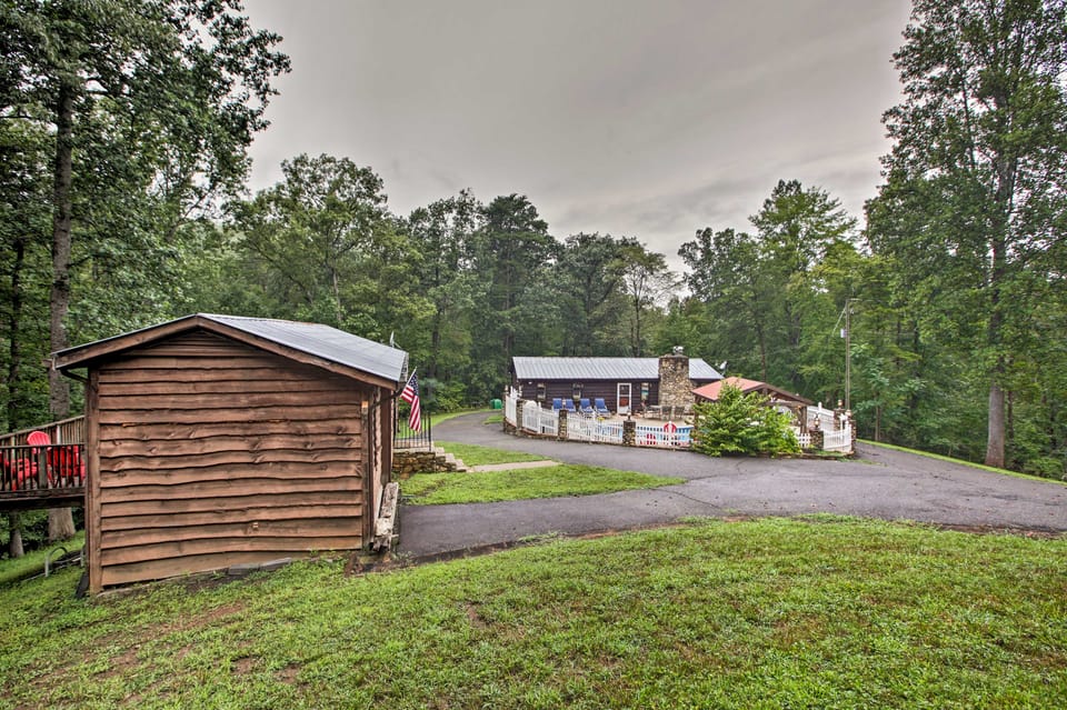 Walk to Lake: Henry Group Getaway w/ Outdoor Fun! House in Virginia