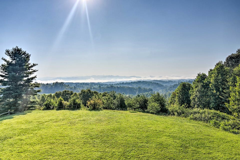 Spacious Group Retreat w/ Game Room in Marshall! House in Buncombe County