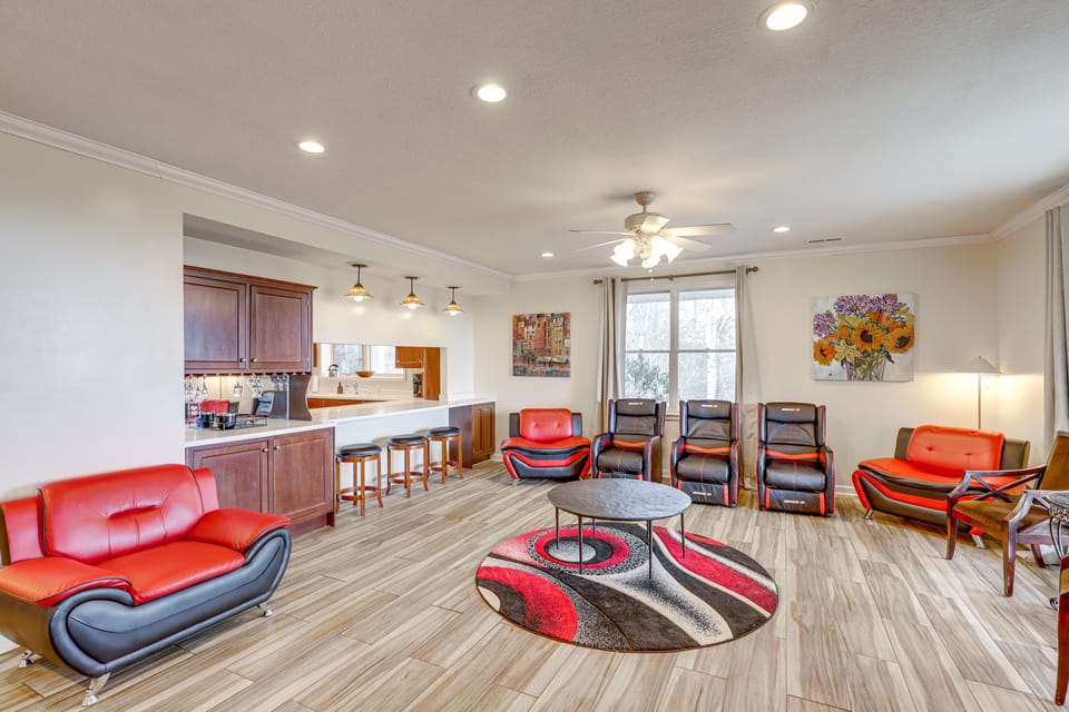 Spacious Group Retreat w/ Game Room in Marshall! House in Buncombe County