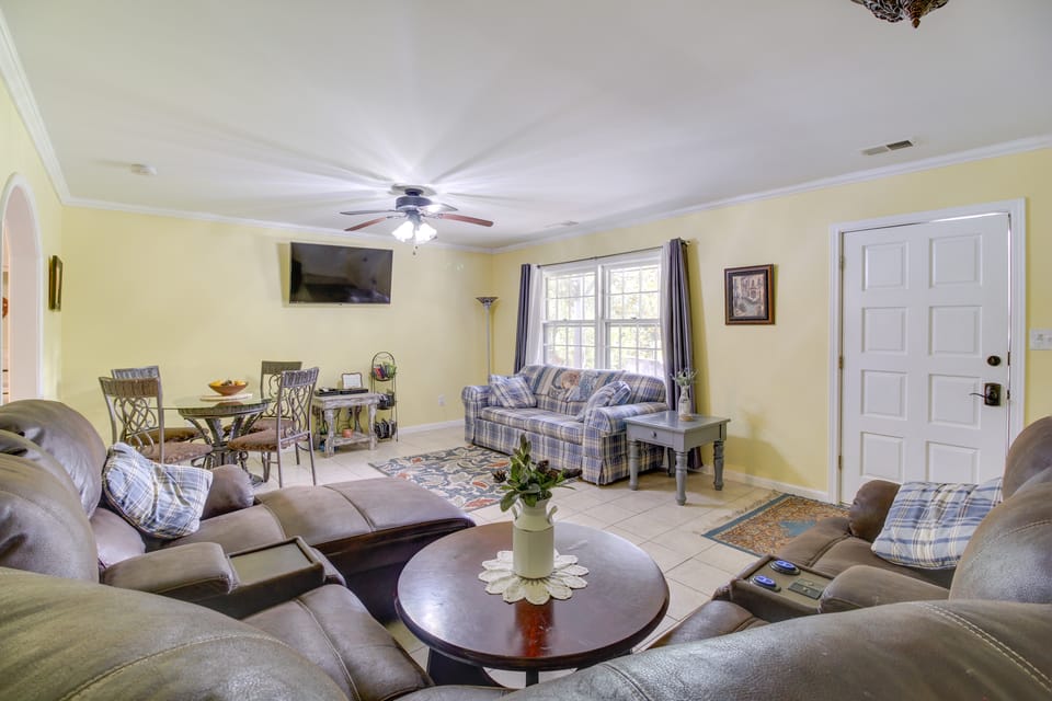 Kingston Home w/ Shared Pool - 23 Mi to LakePoint! House in Alabama