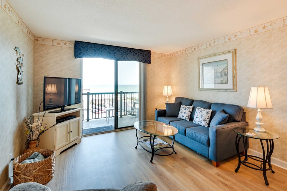 Walk to Family Kingdom: Retreat w/ Pool Apartment in Myrtle Beach