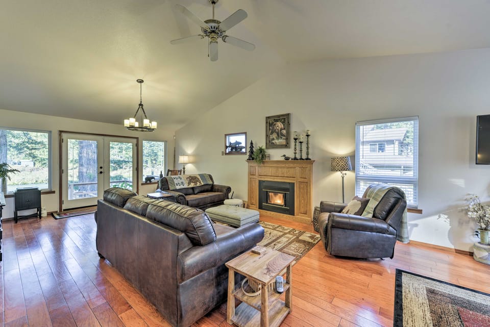 Riverfront Crescent City Home, 8 Mi to Beach! House in California