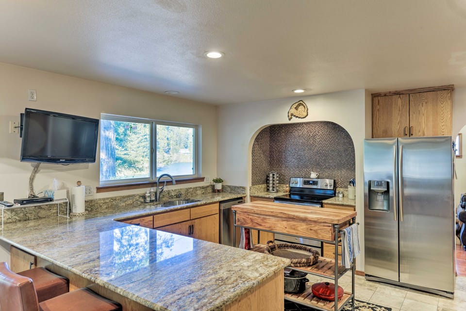 Riverfront Crescent City Home, 8 Mi to Beach! House in California
