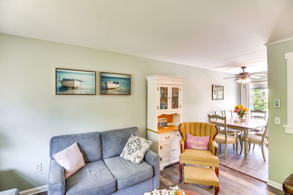 Bright Narragansett Beach Escape w/ Deck & Yard! House in Narragansett Beach