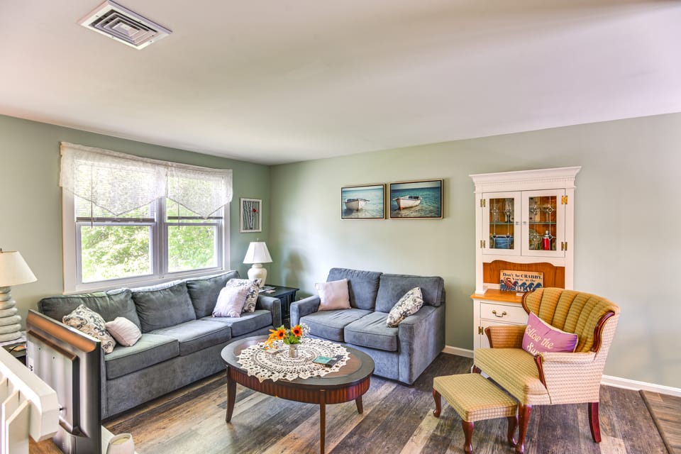 Bright Narragansett Beach Escape w/ Deck & Yard! House in Narragansett Beach