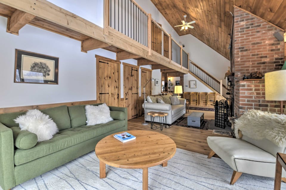 Upscale Montgomery Cabin, Near Jay Peak Resort! House in Vermont