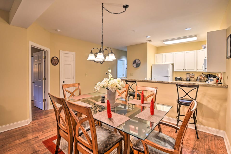 6 Mi to Boardwalk: Condo w/ Pool in Myrtle Beach Apartment in Carolina Forest