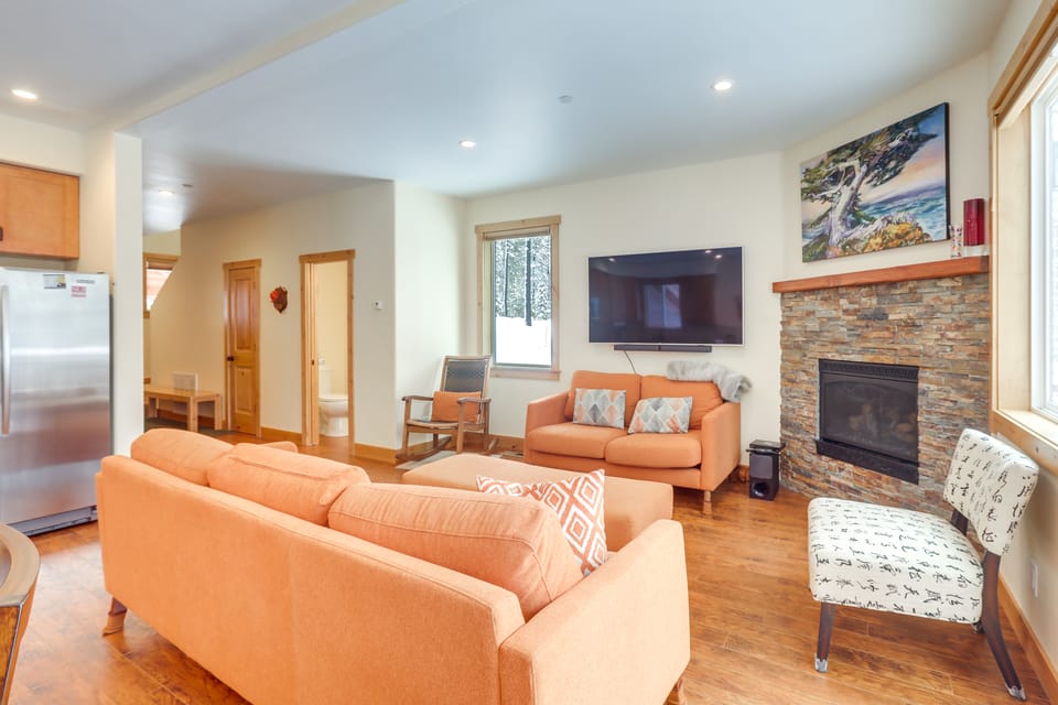 4 Mi to Skiing: Truckee Escape w/ Deck House in Truckee