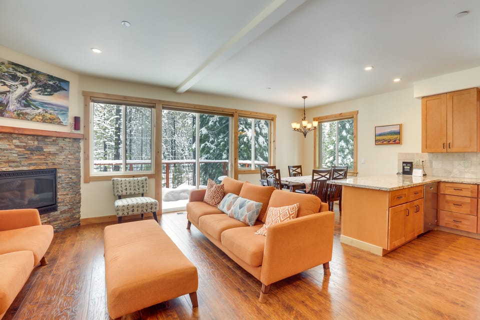 4 Mi to Skiing: Truckee Escape w/ Deck House in Truckee