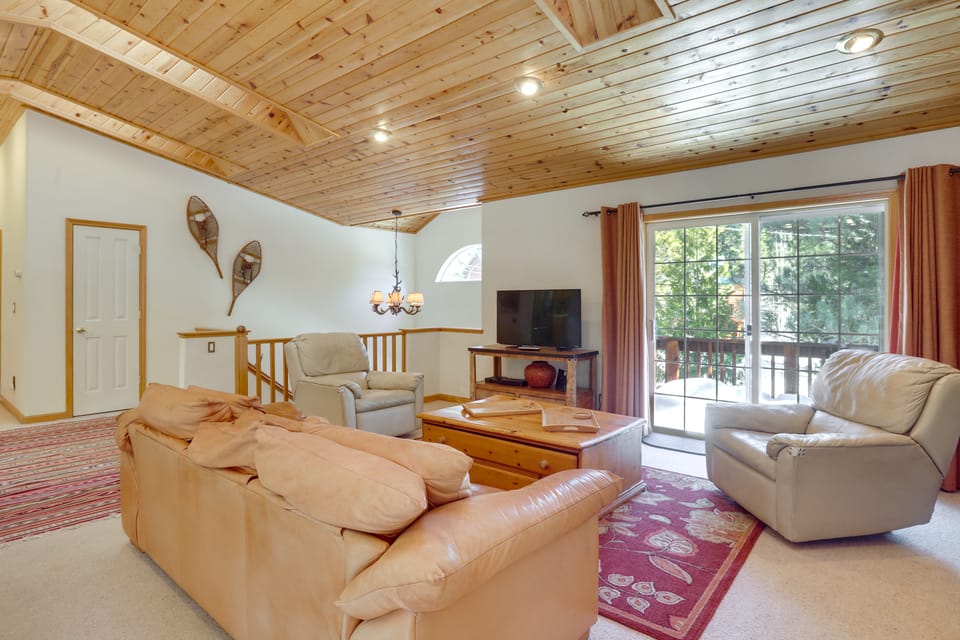 7 Mi to Northstar Resort: Tahoe Vista Family Cabin House in Tahoe Vista