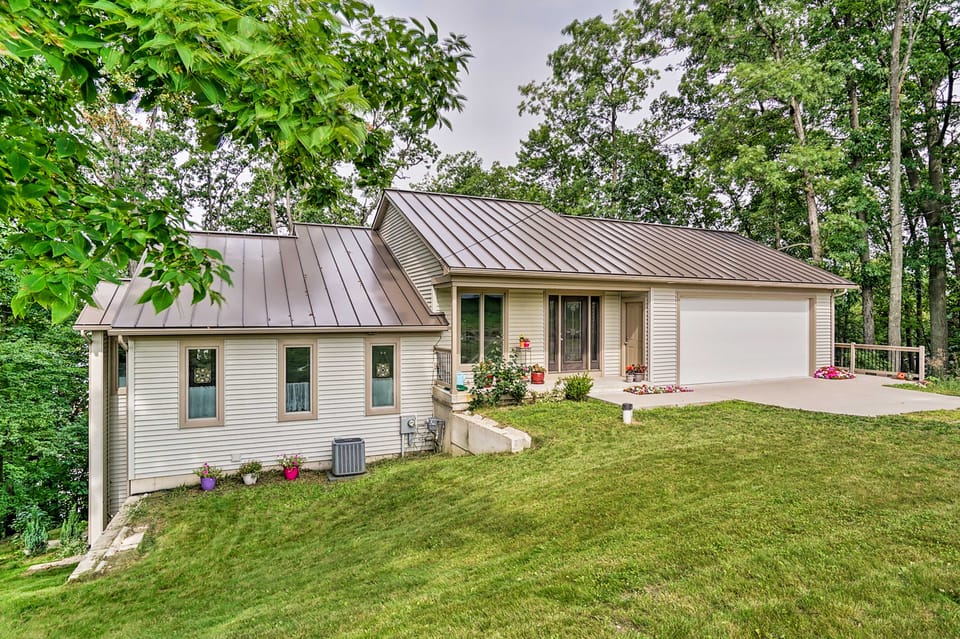 Grand Rapids Area Lakefront House w/ Dock Cottage in Michigan