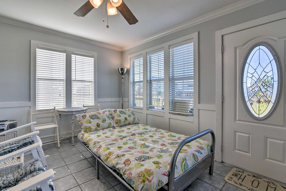 Steps to Beach! 'Surf Cottage' in Galveston Cottage in Hitchcock