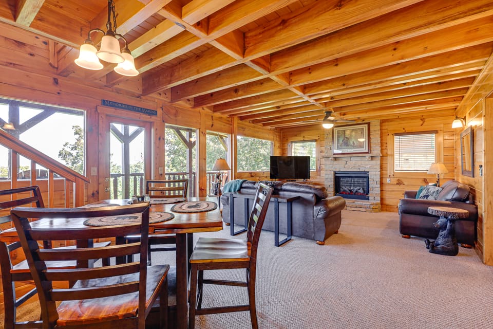 Sensational Sunset! Sevierville Home w/ Hot Tub House in Pigeon Forge