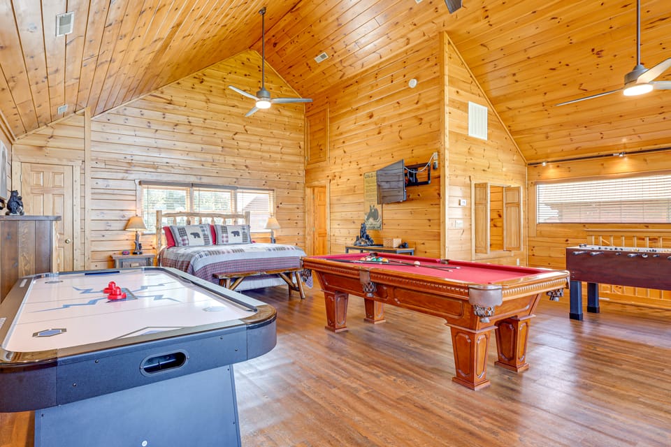 Sensational Sunset! Sevierville Home w/ Hot Tub House in Pigeon Forge