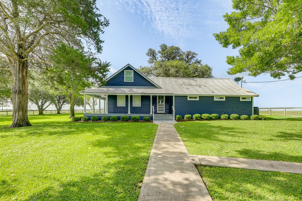 Fire Pit, Pickleball, Pool! Schulenburg Farmhouse House in Texas