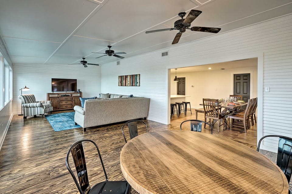 Fire Pit, Pickleball, Pool! Schulenburg Farmhouse House in Texas