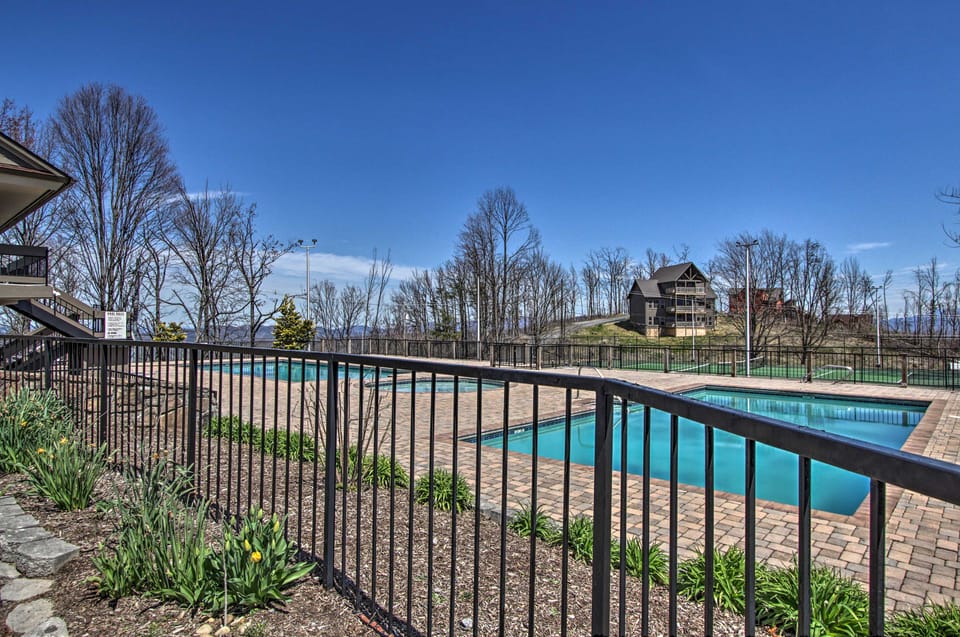 'The Phoenix' Cabin w/ Hot Tub in Gatlinburg! House in Gatlinburg