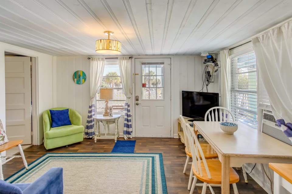 Walk to Pier: Coastal Gem w/ Views in Myrtle Beach Cottage in Myrtle Beach