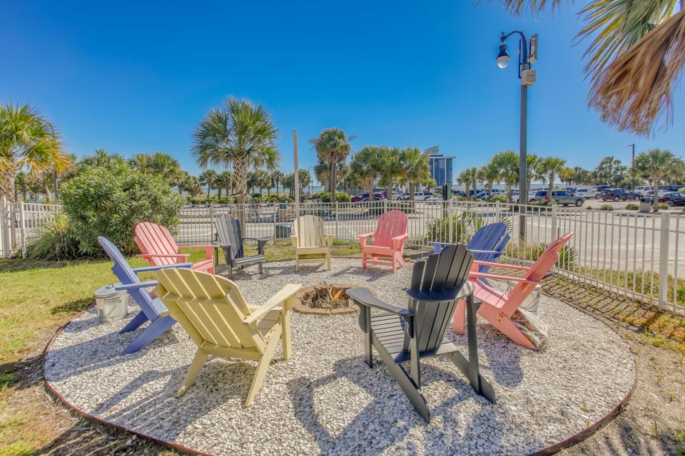 Walk to Pier: Coastal Gem w/ Views in Myrtle Beach Cottage in Myrtle Beach