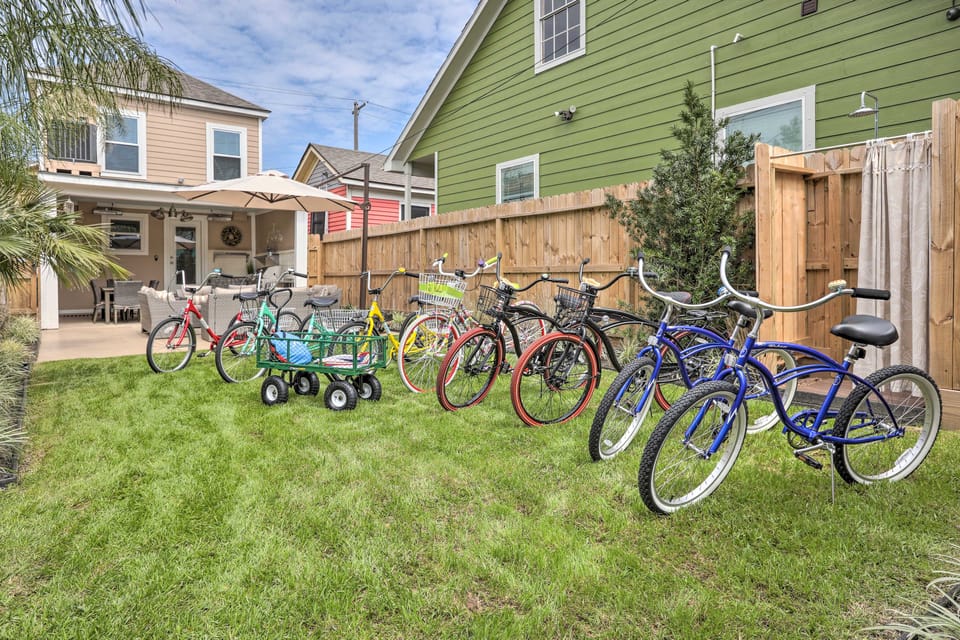 2 Blocks to Stewart Beach: Home w/ Backyard Oasis House in Texas City