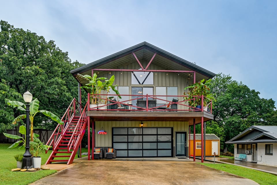1/2 Mi to Lake Texoma! Spacious Group Escape House in Lake Texoma