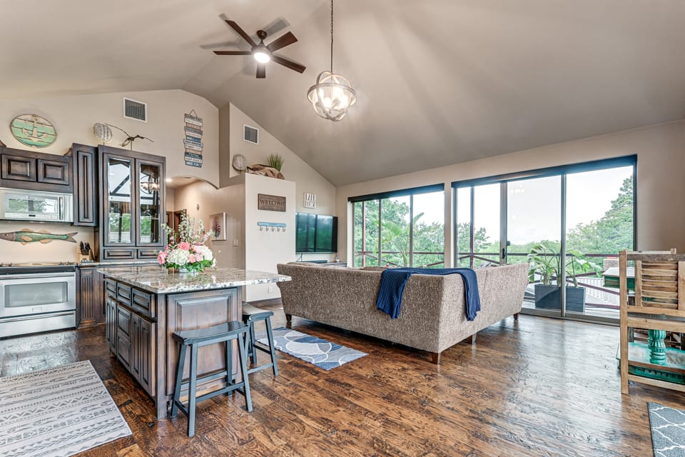 1/2 Mi to Lake Texoma! Spacious Group Escape House in Lake Texoma