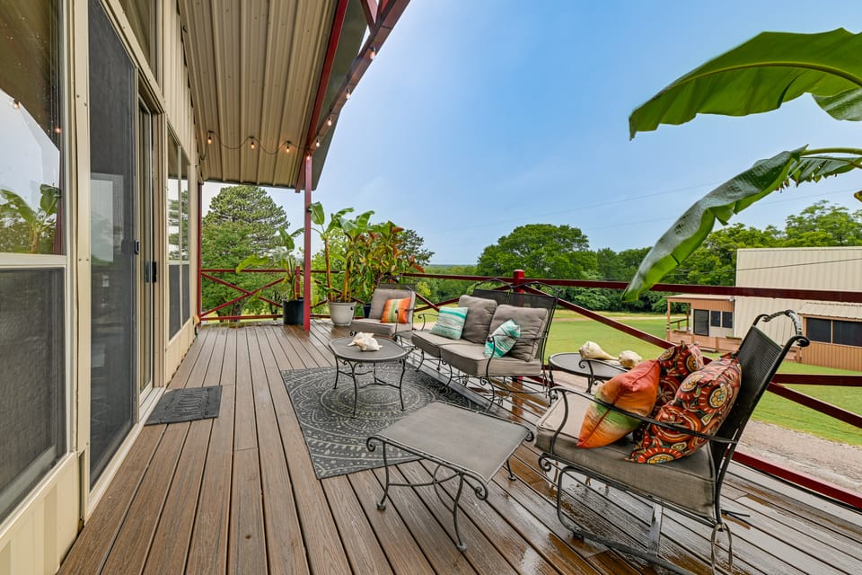 1/2 Mi to Lake Texoma! Spacious Group Escape House in Lake Texoma