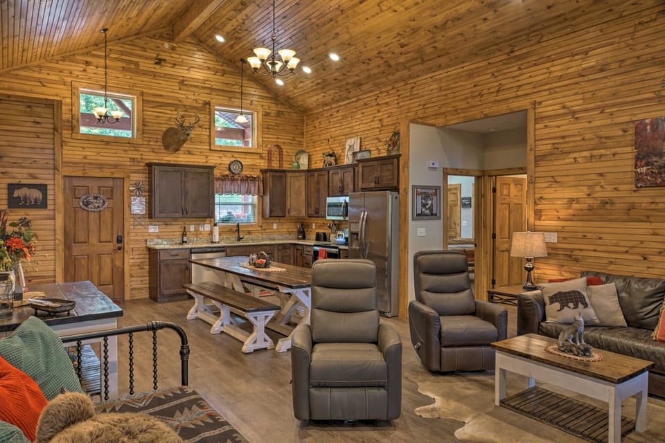Relax Fireside: Family-Friendly Branson West Cabin House in Table Rock Lake