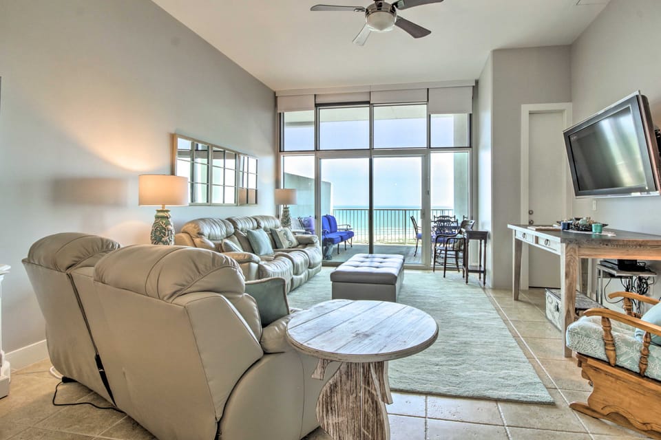Poolside Fun & Beachfront Views! Galveston Condo Apartment in Texas City