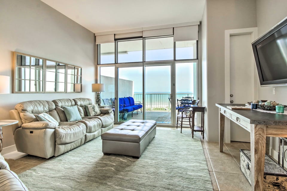Poolside Fun & Beachfront Views! Galveston Condo Apartment in Texas City