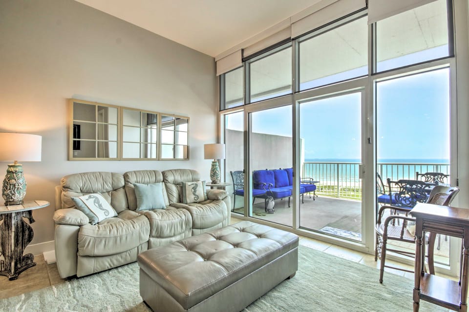 Poolside Fun & Beachfront Views! Galveston Condo Apartment in Texas City