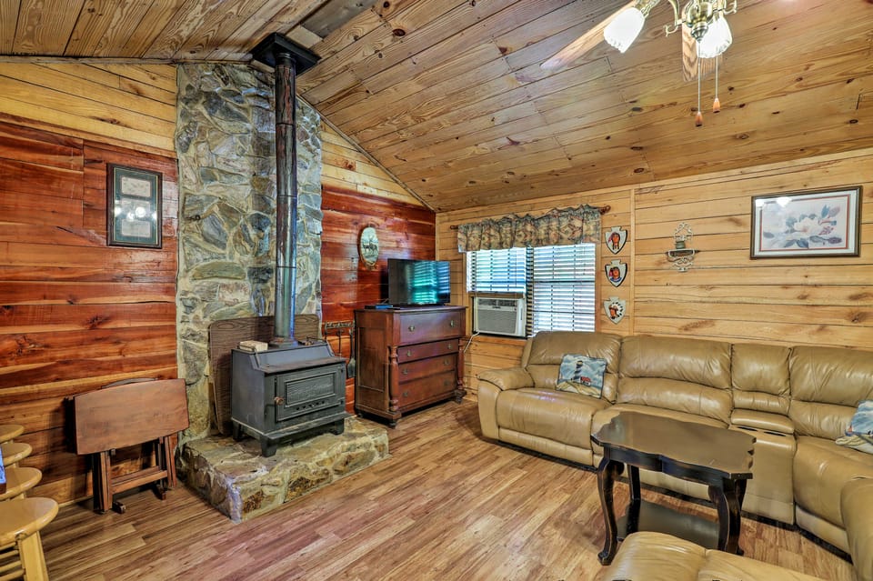 Secluded Cabin w/ Pond ~ 37 Mi to Gulf Coast! House in Mississippi