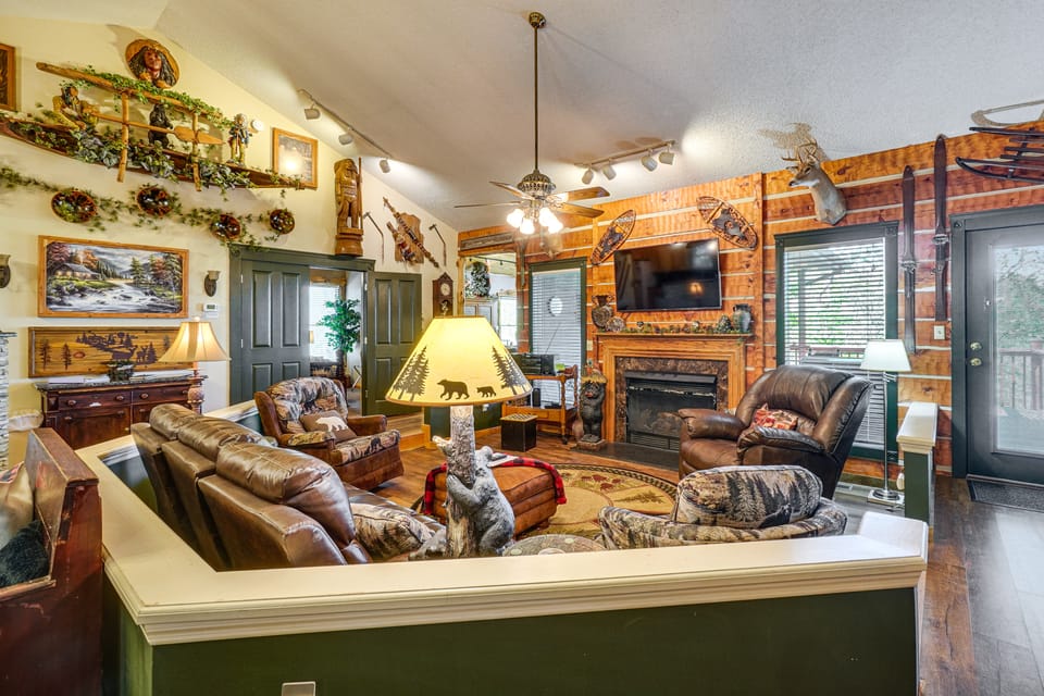 2 Mi to Gatlinburg Strip: Serene Cabin w/ Hot Tub! House in Gatlinburg