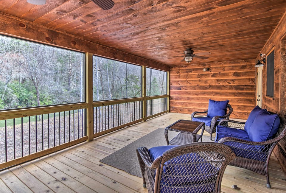 8 Mi to Dtwn Murphy! Cabin w/ Nottely River Views House in Tennessee