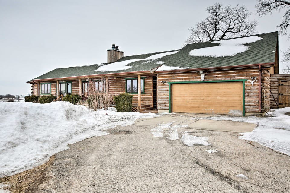 7-Acre Working Farm Near Lake Geneva: Pets Welcome House in Wisconsin