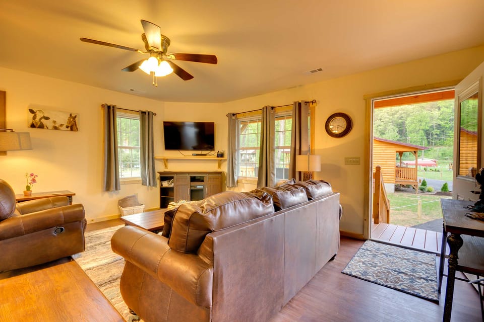 Smoky Mountain Cabin w/ Hot Tub & River Views! House in Swain County
