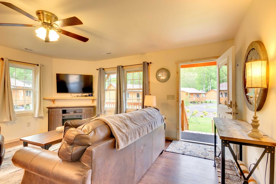 Private Hot Tub: Tuckasegee River Couple's Escape House in Swain County
