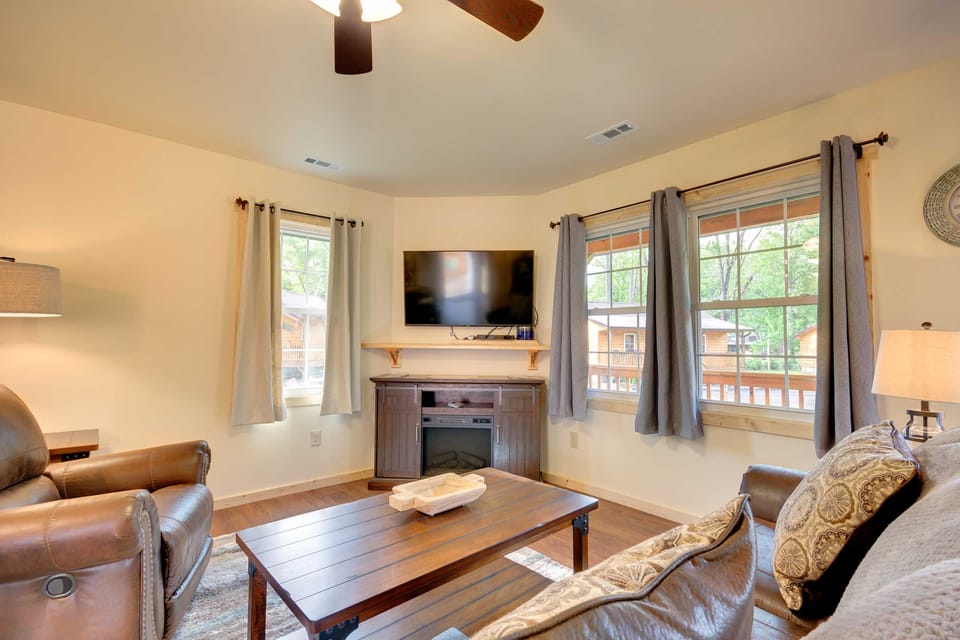 Private Hot Tub: Tuckasegee River Couple's Escape House in Swain County