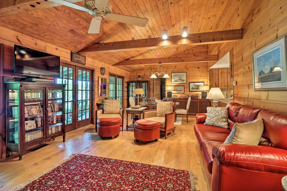Lakefront Milledgeville Cabin: Private Dock, Porch House in Lake Sinclair