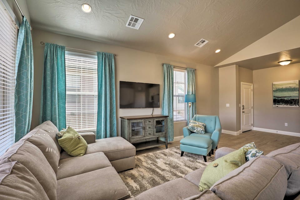 Utah Home w/ Pool Access: Near St George & Zion! Apartment in Washington