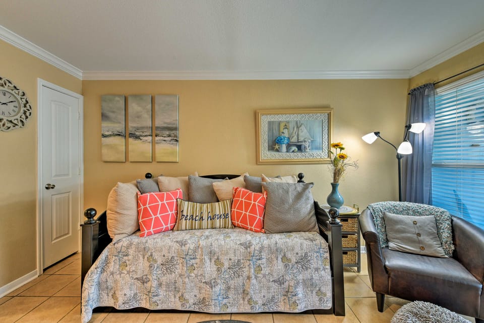 Beachfront Paradise! Condo w/ Pool in Galveston Apartment in Galveston Island