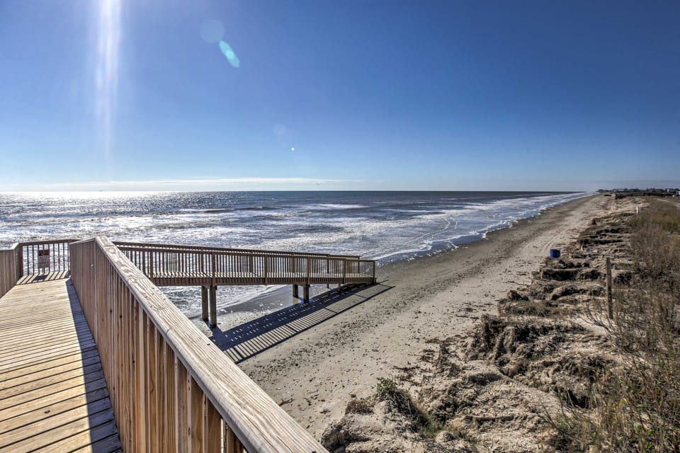 Beachfront Paradise! Condo w/ Pool in Galveston Apartment in Galveston Island