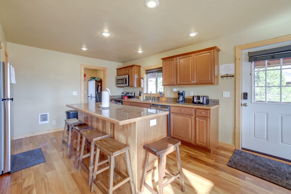 Custom Log Cabin w/ Views - 20 Mi to Yellowstone! House in Idaho