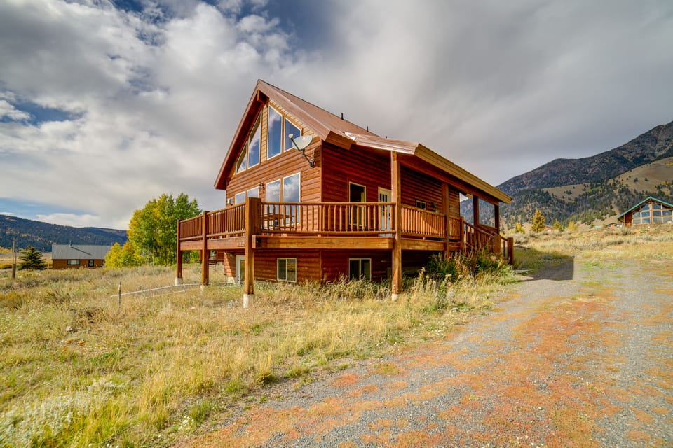 Custom Log Cabin w/ Views - 20 Mi to Yellowstone! House in Idaho