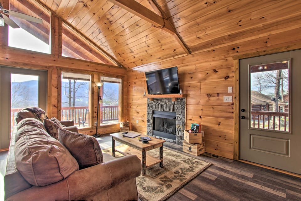 Smoky Mtn Log Cabin w/ Hot Tub & Panoramic Views! House in Sevier County