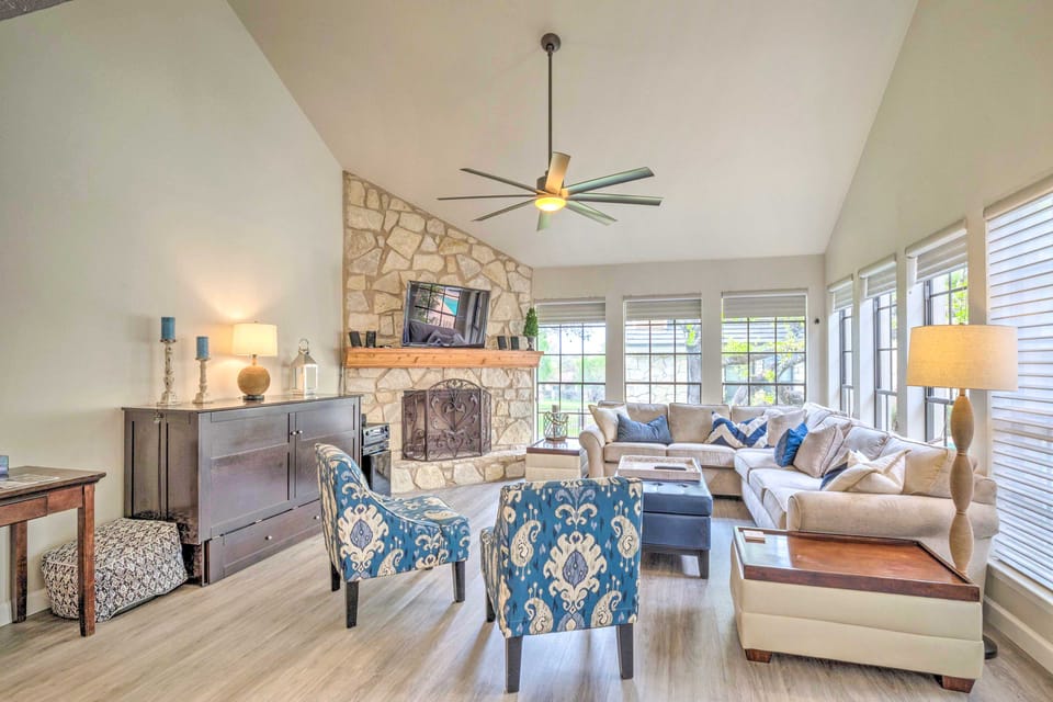 Horseshoe Bay Townhome w/ Patio & Outdoor Pool! Apartment in Horseshoe Bay