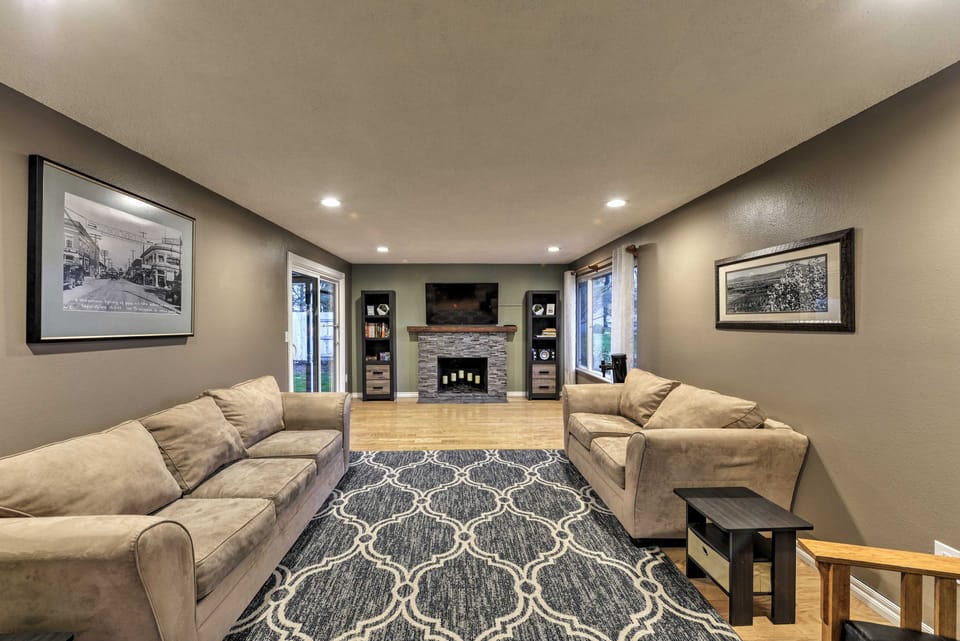 Game Room Fun! Medford Family Retreat House in Medford