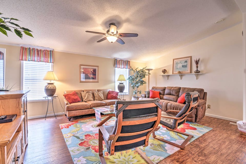 Surfside Beach Home w/ Resort Perks: Walk to Beach House in Garden City