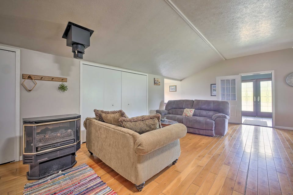 Loft Unplugged w/ Outdoor Space in Amish Country! House in Lake Erie