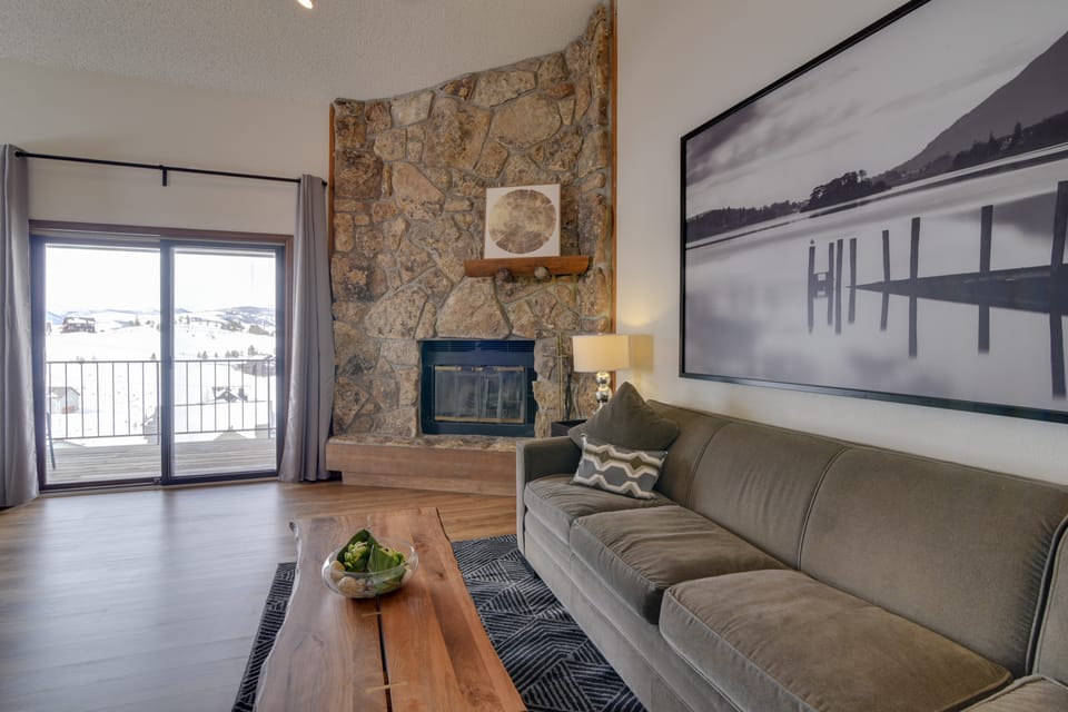 Balcony & Ski Slope Views: Idyllic Granby Condo! Apartment in Granby